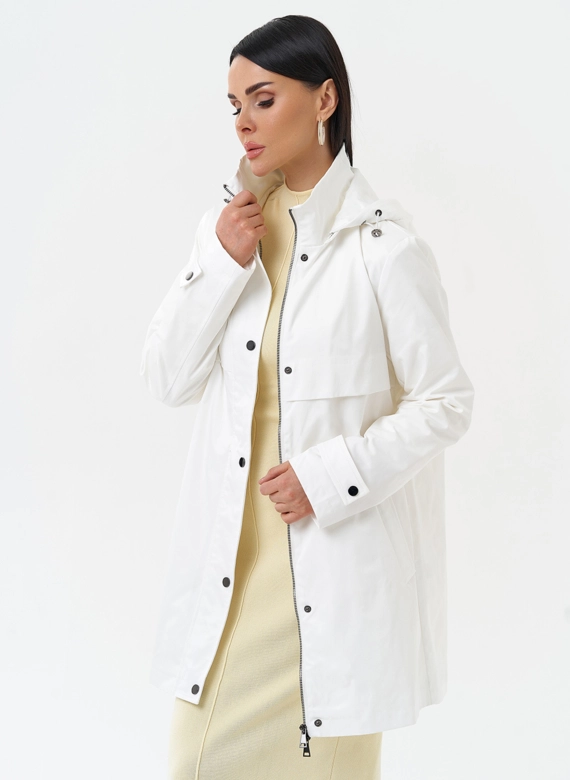 Плащ женский белого цвета