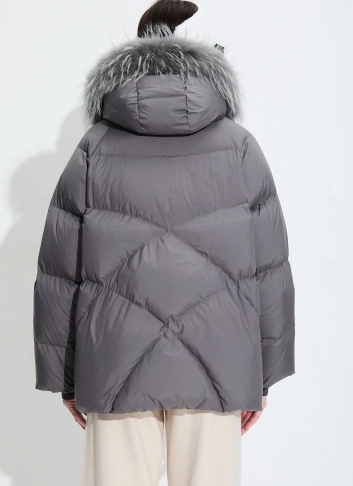 Женский пуховик с мехом енота на капюшоне фото