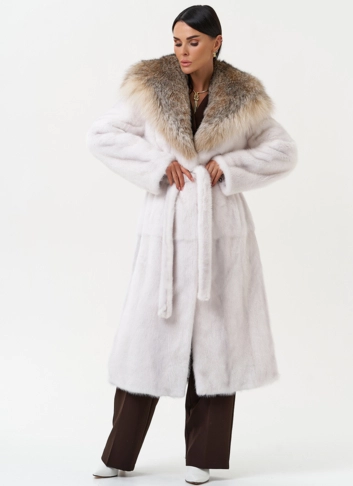 Женская шуба из меха норки с капюшоном из меха рыси