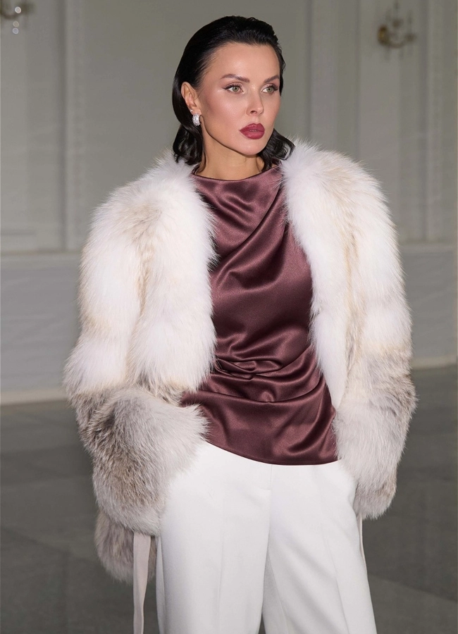 фото Светлая шуба из меха лисы с поясом модель № 31673